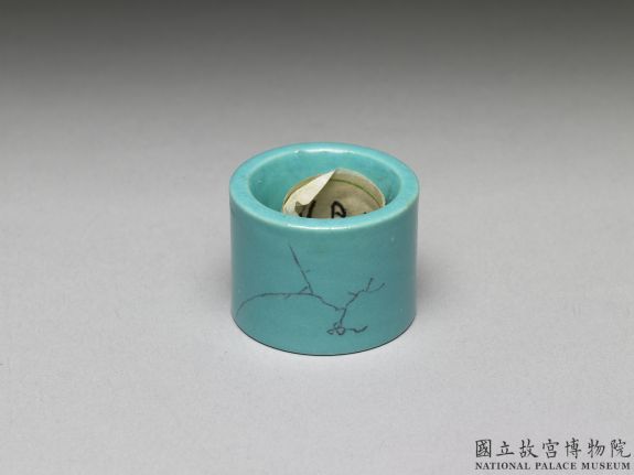 Thumb ring with turquoise blue glaze, Qing dynasty, Qianlong reign (1736-1795)